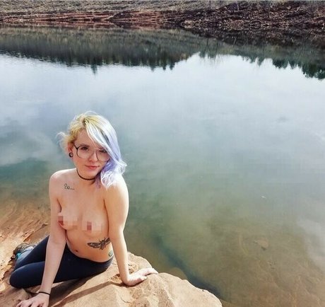 Naakte gelekte OnlyFans-foto van Sweetfaebelle