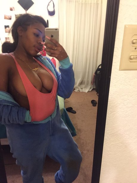 Naakte gelekte OnlyFans-foto van Og Leah Swanky