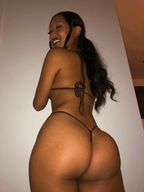 Naakte gelekte OnlyFans-foto van Drew Valentina