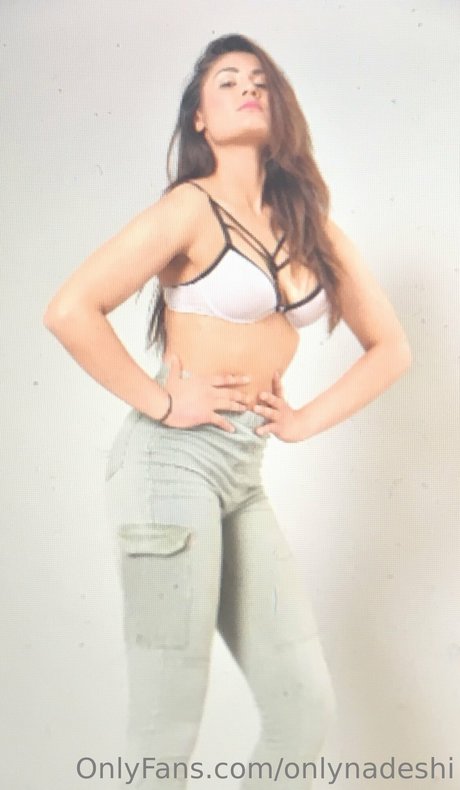 Naakte gelekte OnlyFans-foto van Nadeshi Hopkins