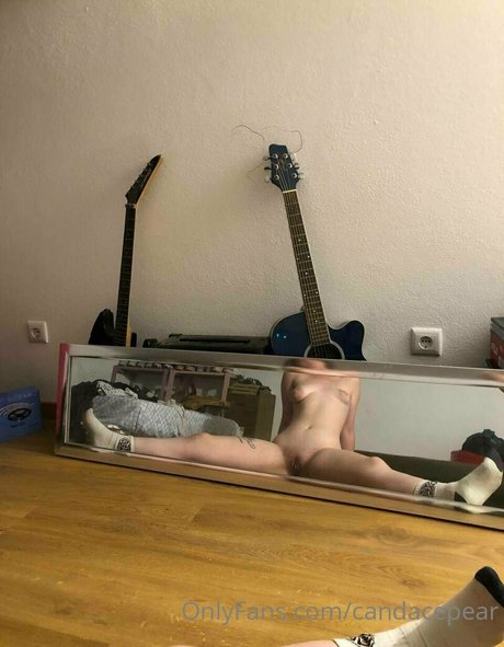 Naakte gelekte OnlyFans-foto van Candace Pear
