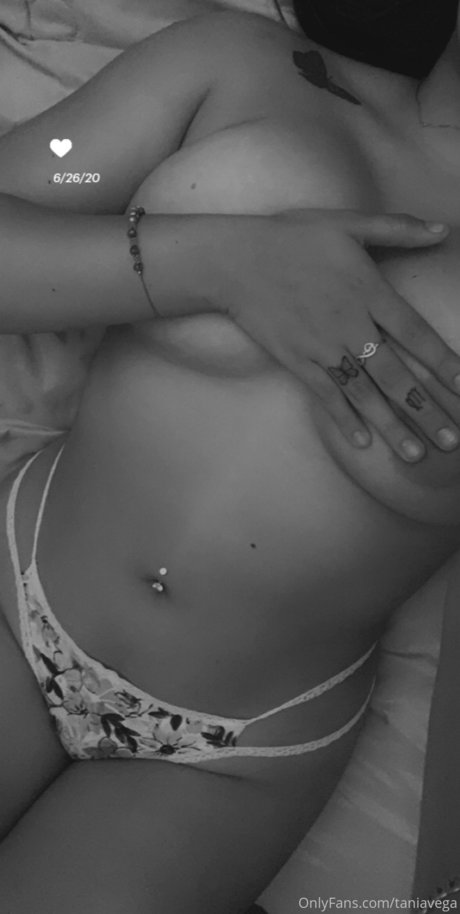 Naakte gelekte OnlyFans-foto van Taniavega