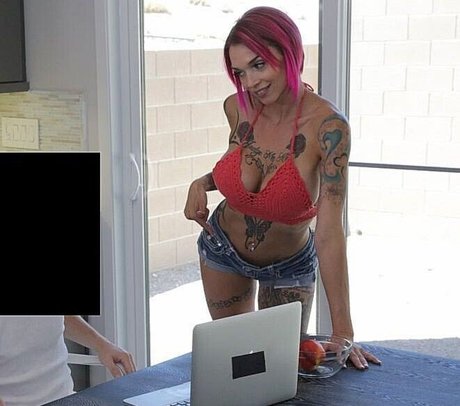 Naakte gelekte OnlyFans-foto van Anna Bell Peaks