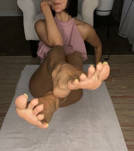 Naakte gelekte OnlyFans-foto van Laprettyfeet4