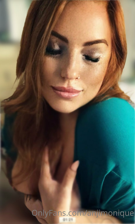 Naakte gelekte OnlyFans-foto van Anji Monique