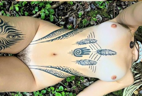 Naakte gelekte OnlyFans-foto van Poppie