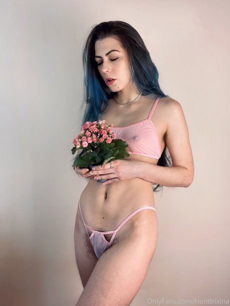 Naakte gelekte OnlyFans-foto van Hendrixina