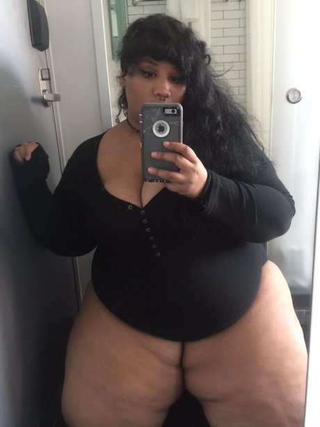 Naakte gelekte OnlyFans-foto van Thiccflix