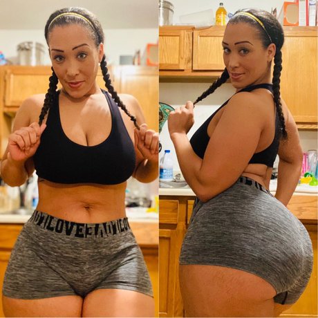 Naakte gelekte OnlyFans-foto van Kendra Kouture