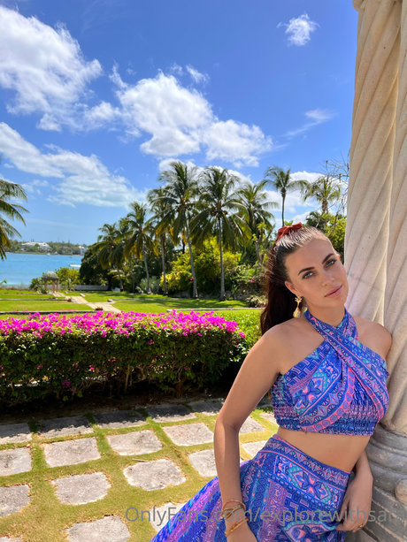 Naakte gelekte OnlyFans-foto van Explore With Sara
