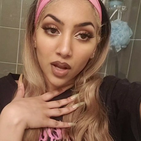 Naakte gelekte OnlyFans-foto van Karishma