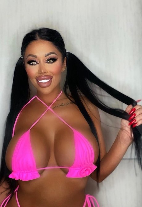 Naakte gelekte OnlyFans-foto van Lara Frost
