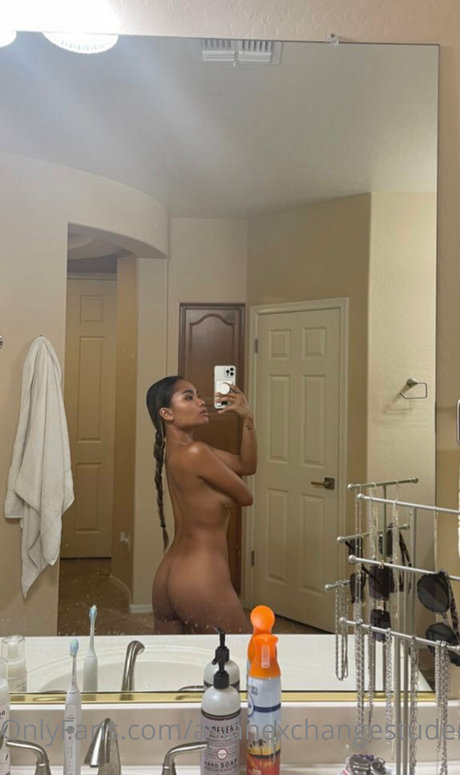 Naakte gelekte OnlyFans-foto van Newbie Asian