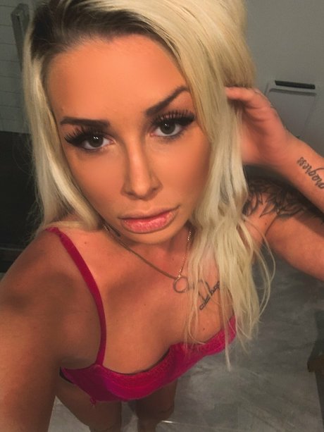 Naakte gelekte OnlyFans-foto van Elodie Baillargeon Roy