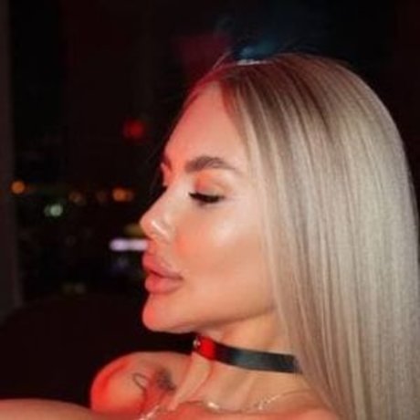 Naakte gelekte OnlyFans-foto van Georgia Simpson