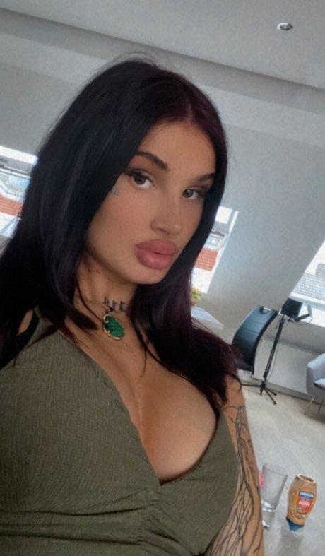 Naakte gelekte OnlyFans-foto van Badgybaby