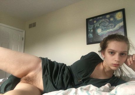 Naakte gelekte OnlyFans-foto van Cosmic Darlings