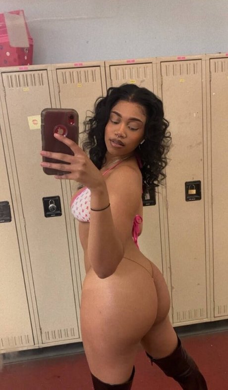 Naakte gelekte OnlyFans-foto van Babydollminx