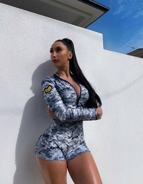Naakte gelekte OnlyFans-foto van Stavroula