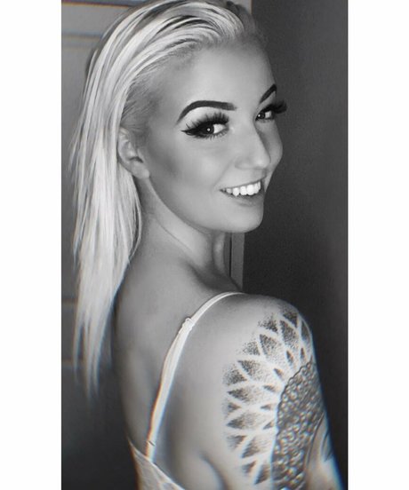 Naakte gelekte OnlyFans-foto van Theenicolehammond