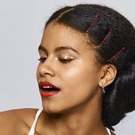Naakte gelekte OnlyFans-foto van Zazie Beetz
