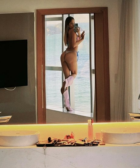 Naakte gelekte OnlyFans-foto van Anna Cangussu