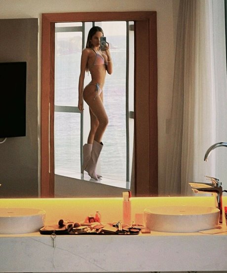 Naakte gelekte OnlyFans-foto van Anna Cangussu