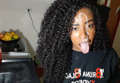 Naakte gelekte OnlyFans-foto van Bruna Black