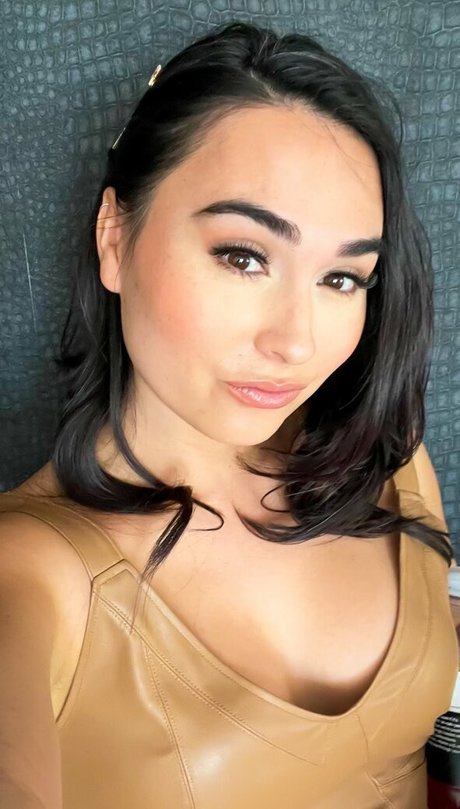 Naakte gelekte OnlyFans-foto van Ember Fiera