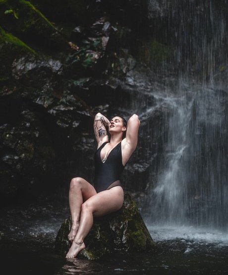 Nerdypeachbabe