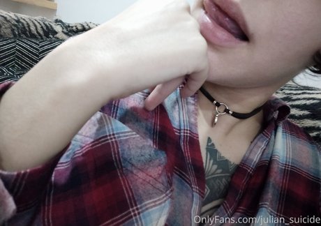Naakte gelekte OnlyFans-foto van Julian Suicide