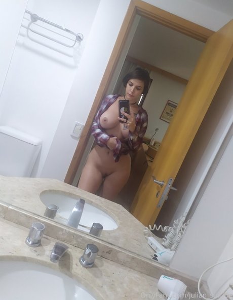 Naakte gelekte OnlyFans-foto van Julian Suicide