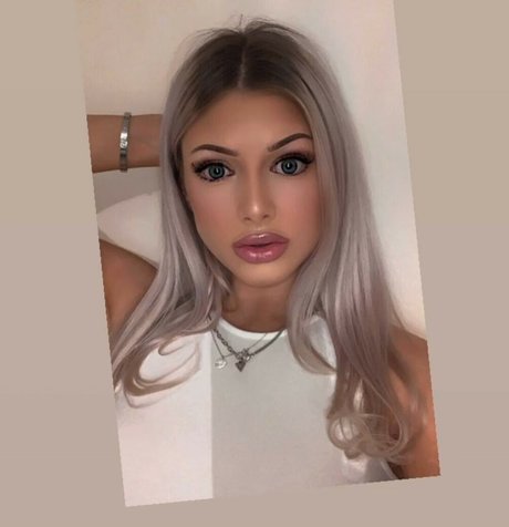 Naakte gelekte OnlyFans-foto van Caitlinrharding