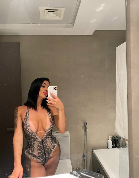 Naakte gelekte OnlyFans-foto van Caroline Martins