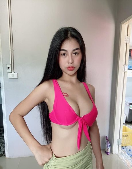 Naakte gelekte OnlyFans-foto van Oil Paphavee Chaimongkol