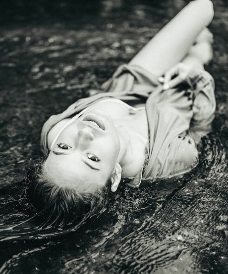 Naakte gelekte OnlyFans-foto van Sarinakraus