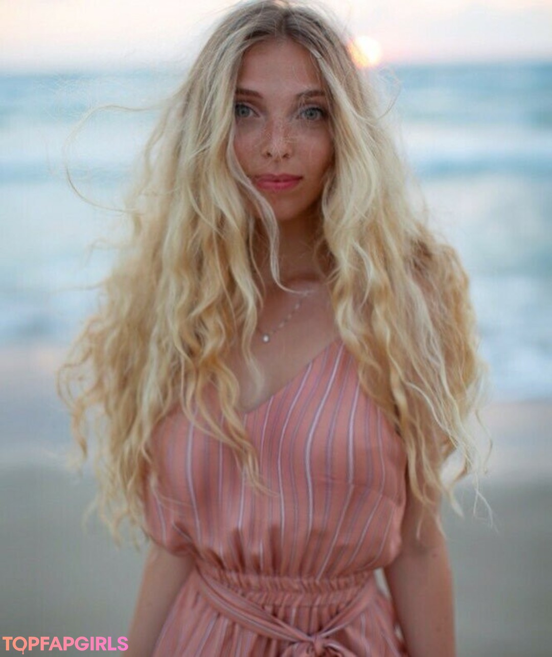 Naakte gelekte OnlyFans-foto van Tiny Miny Mo #3 Naakte gelekte OnlyFans-foto van Tiny Miny Mo #3