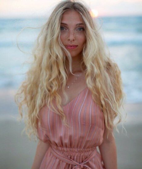 Naakte gelekte OnlyFans-foto van Tiny Miny Mo
