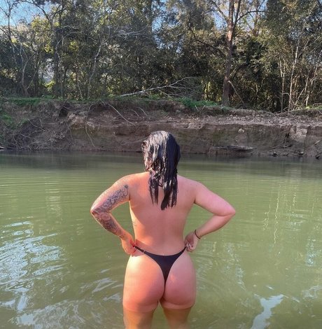 Naakte gelekte OnlyFans-foto van Thesecretsisters