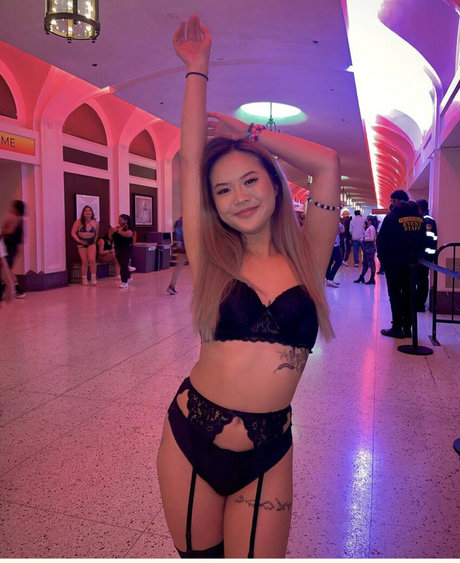Naakte gelekte OnlyFans-foto van Bellarene