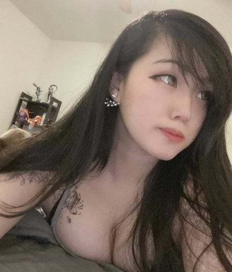Naakte gelekte OnlyFans-foto van Smolmikuu