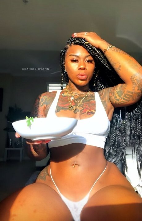 Naakte gelekte OnlyFans-foto van Rahki Giovanni