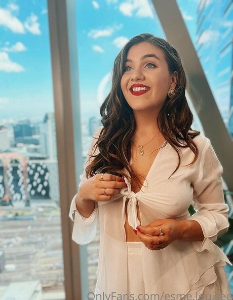 Naakte gelekte OnlyFans-foto van Esme Louise James