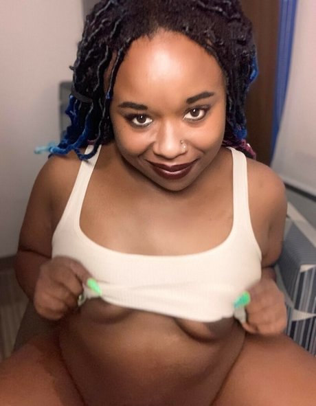Naakte gelekte OnlyFans-foto van Aurora Galaxy