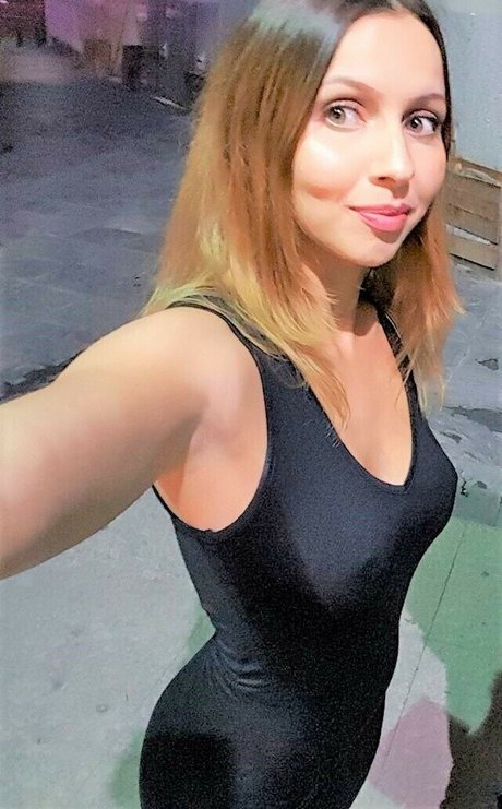 Naakte gelekte OnlyFans-foto van Jennie Naz