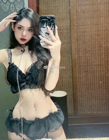 Naakte gelekte OnlyFans-foto van Chen Peiqi