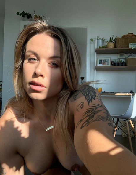 Naakte gelekte OnlyFans-foto van Olivia Hale