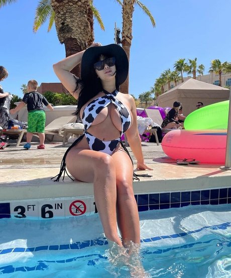 Naakte gelekte OnlyFans-foto van Michelle Yee Williams