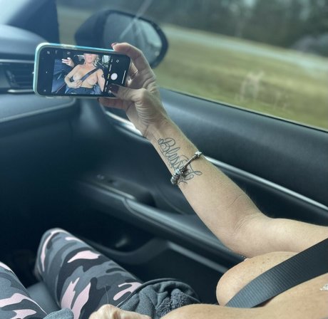 Naakte gelekte OnlyFans-foto van Playful Adventures