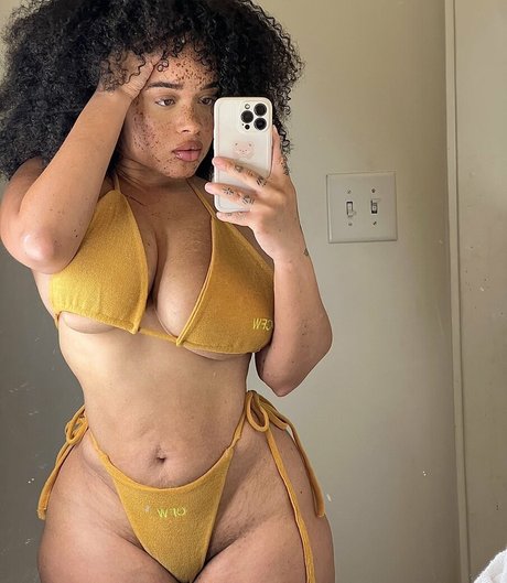 Naakte gelekte OnlyFans-foto van Tysorosey
